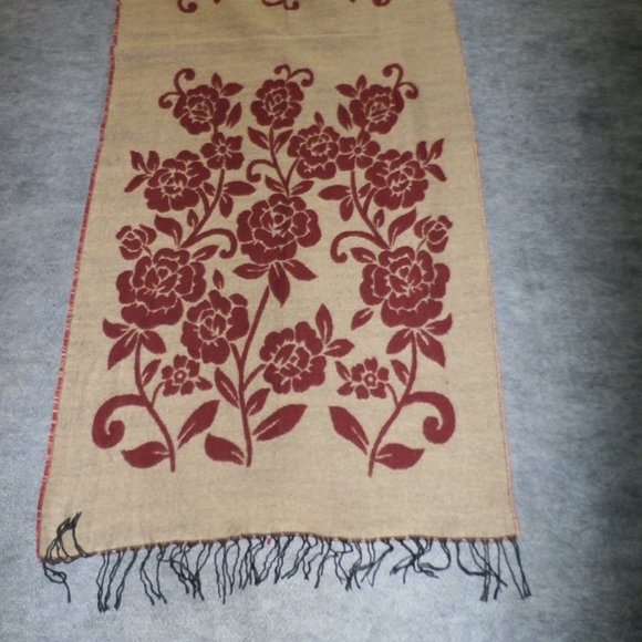 NEW  Reversible Wool Table Runner Red & Beige Floral design w/ fringe 70 x26 - Picture 5 of 7